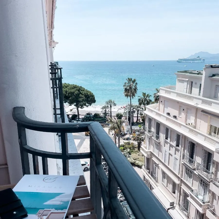 Croisette Vue Mer Laterale Cannes