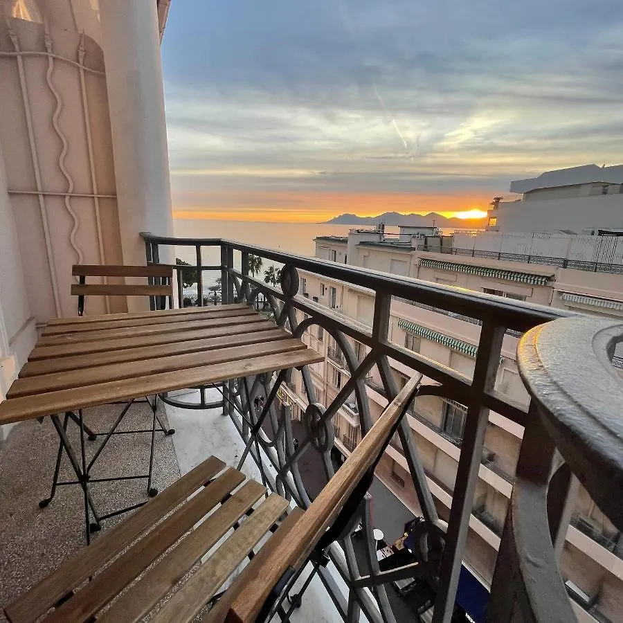 Croisette Vue Mer Laterale Cannes France